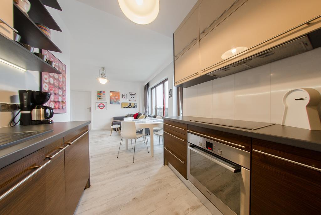3 City - White 2 Apartment
